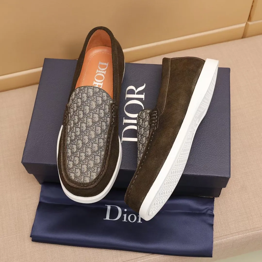 Men's Men's Shoes 💰400 [New Style] 🏍️🏍️Dior - This Dior Granville loafer is a casual dress shoe. Crafted from luxuriously soft beige suede, it features a beige Oblique print panel on the upper. The lightweight cream-white rubber sole is more sophisticated. The Dior Oblique pattern is engraved on the outsole to enhance the style, and the Dior logo is engraved on the back side. Adds elegance to any casual look.